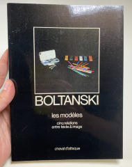 Boltanski: les modèles, cinq relations entre texte & image / Christian Boltanski, interview with Irmeline Lebeer