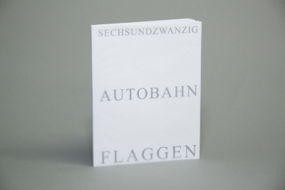Sechsundzwanzig Autobahn Flaggen / Michalis Pichler